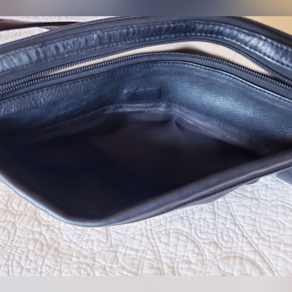 Derek Alexander Leather Central Park Crossbody. - Picture 4 of 13